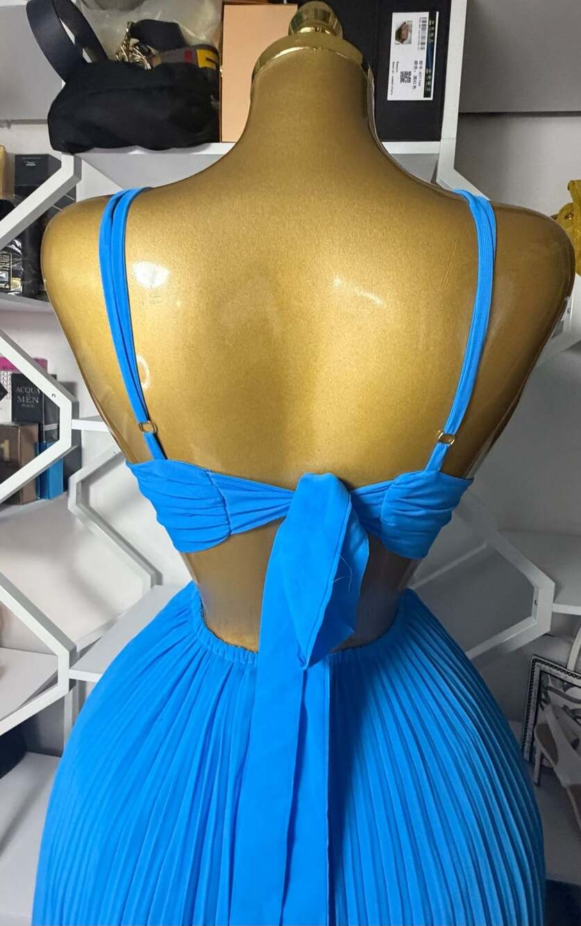 Ever New cut-out tie back plisse maxi dress in baby blue - Picture 2 of 6